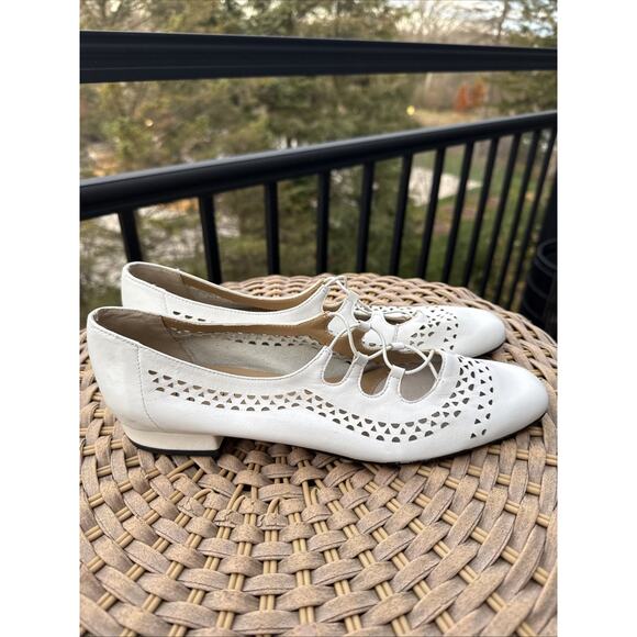 VANELI Slip-on Oxfords Womens 9 SS Narrow White Soft Leather Low Heels Cut Out - Picture 3 of 16